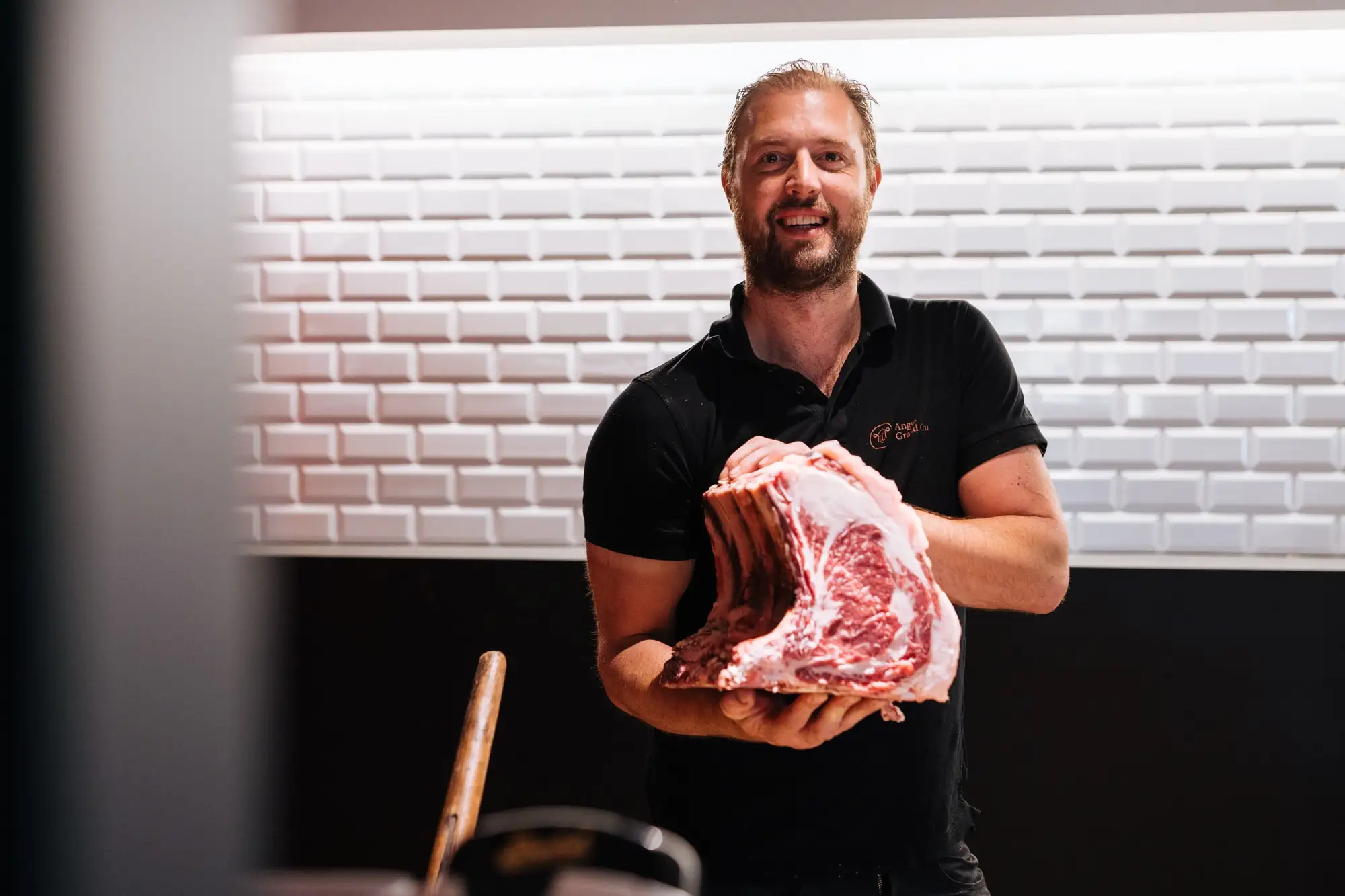 Chef Ludovic Ghyselen met een stuk gemarmerd rundvlees in de handen